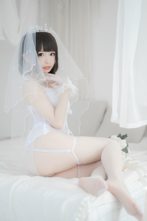 十万珍吱伏特(香川澪mio)-花嫁 束腰吊带白丝网袜 [42P-1.49GB]