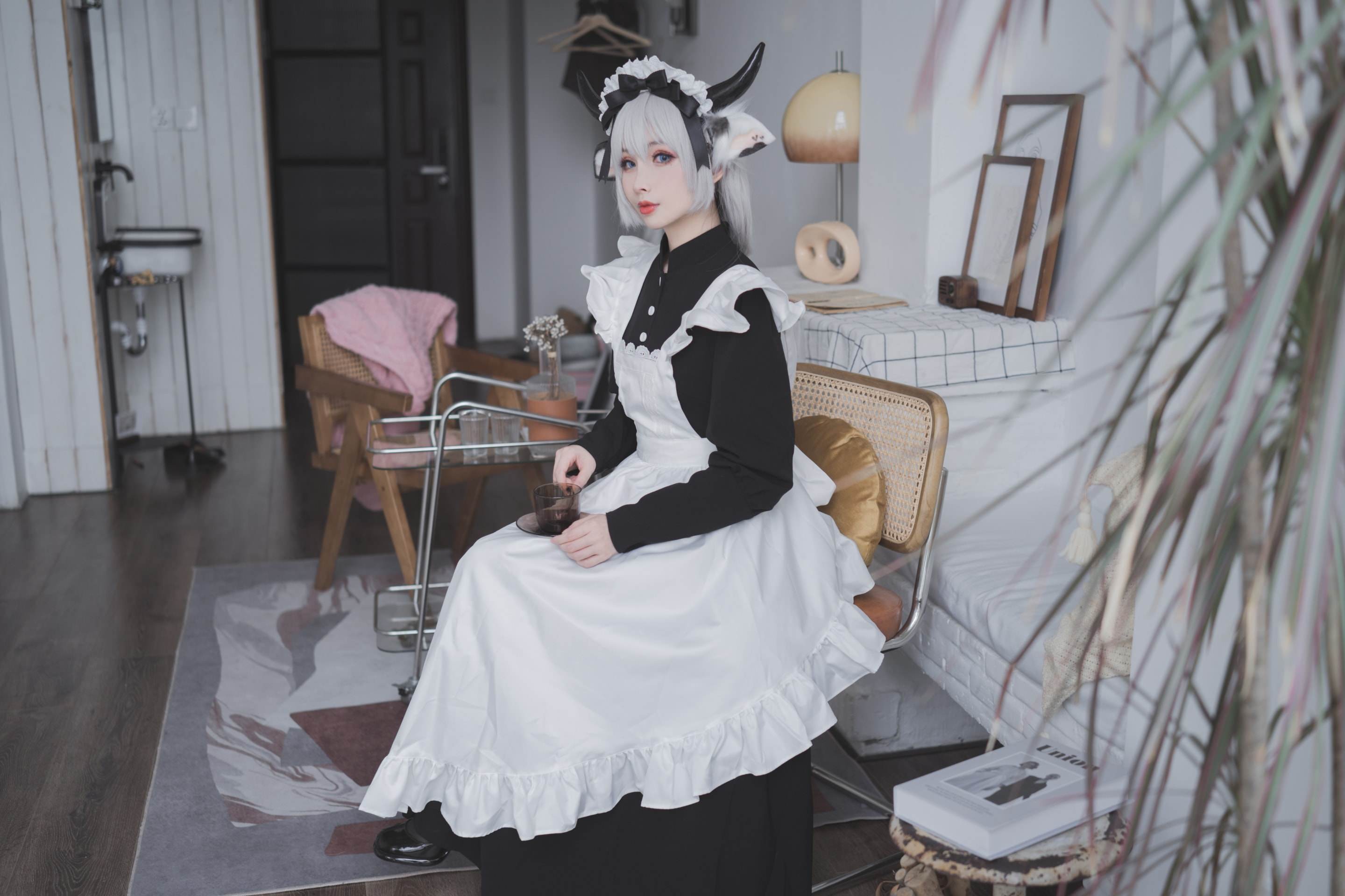 rioko凉凉子-黑丝吊带贴心的牛奶女仆 [45P-465MB]