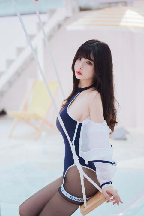 rioko凉凉子-黑丝天台竞泳 [50P1V-247MB]
