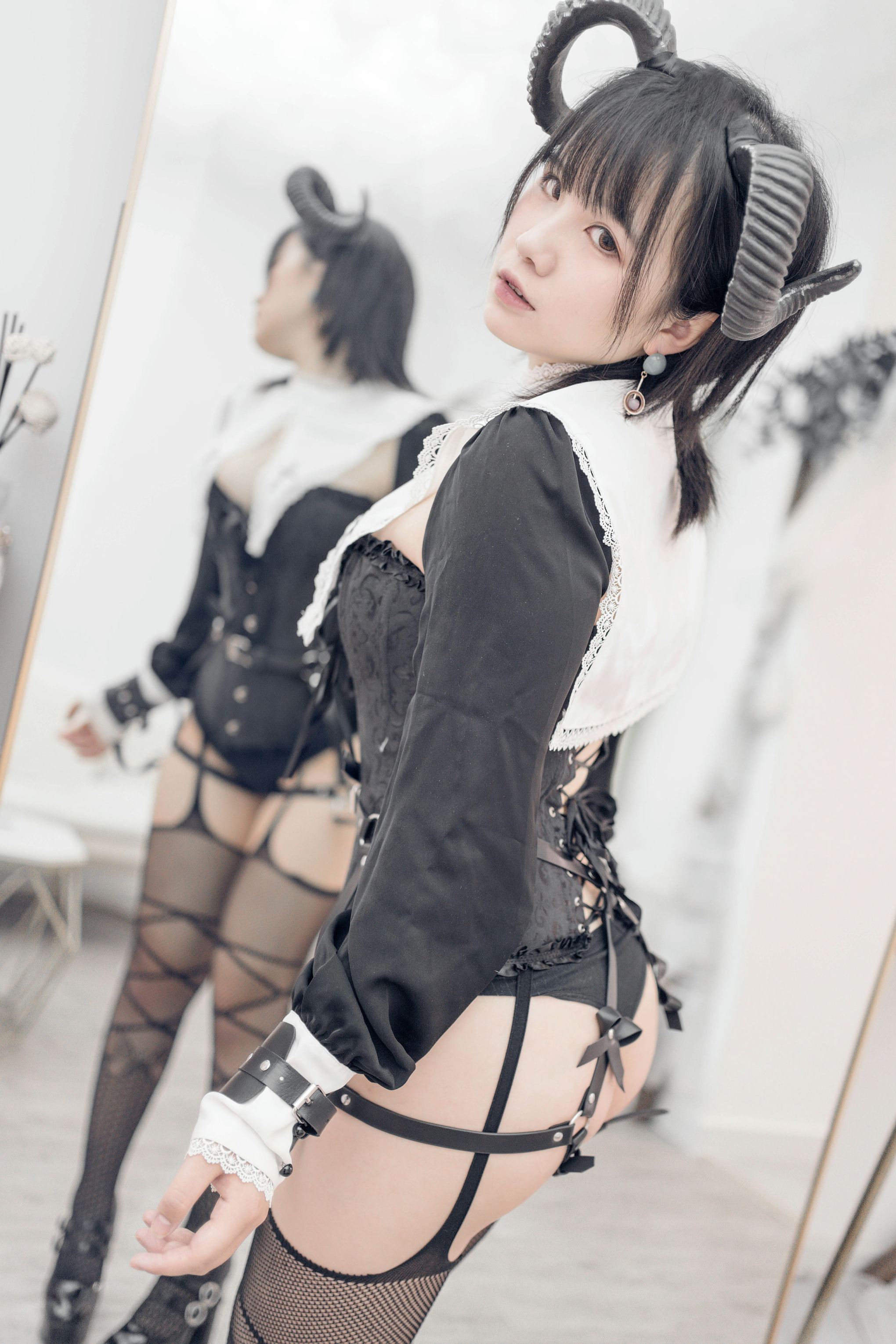 阿半今天很开心-束缚恶魔 [34P-92MB]