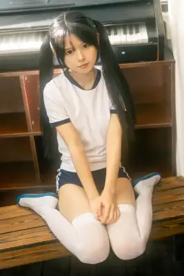 春の更衣室-体操服