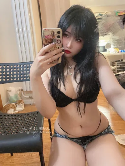 对镜黑发辣妹