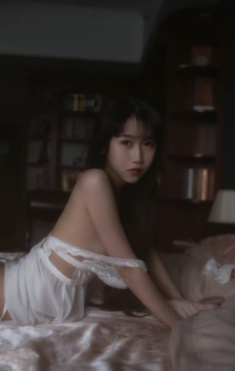不呆猫-白月光 [53P-275MB]
