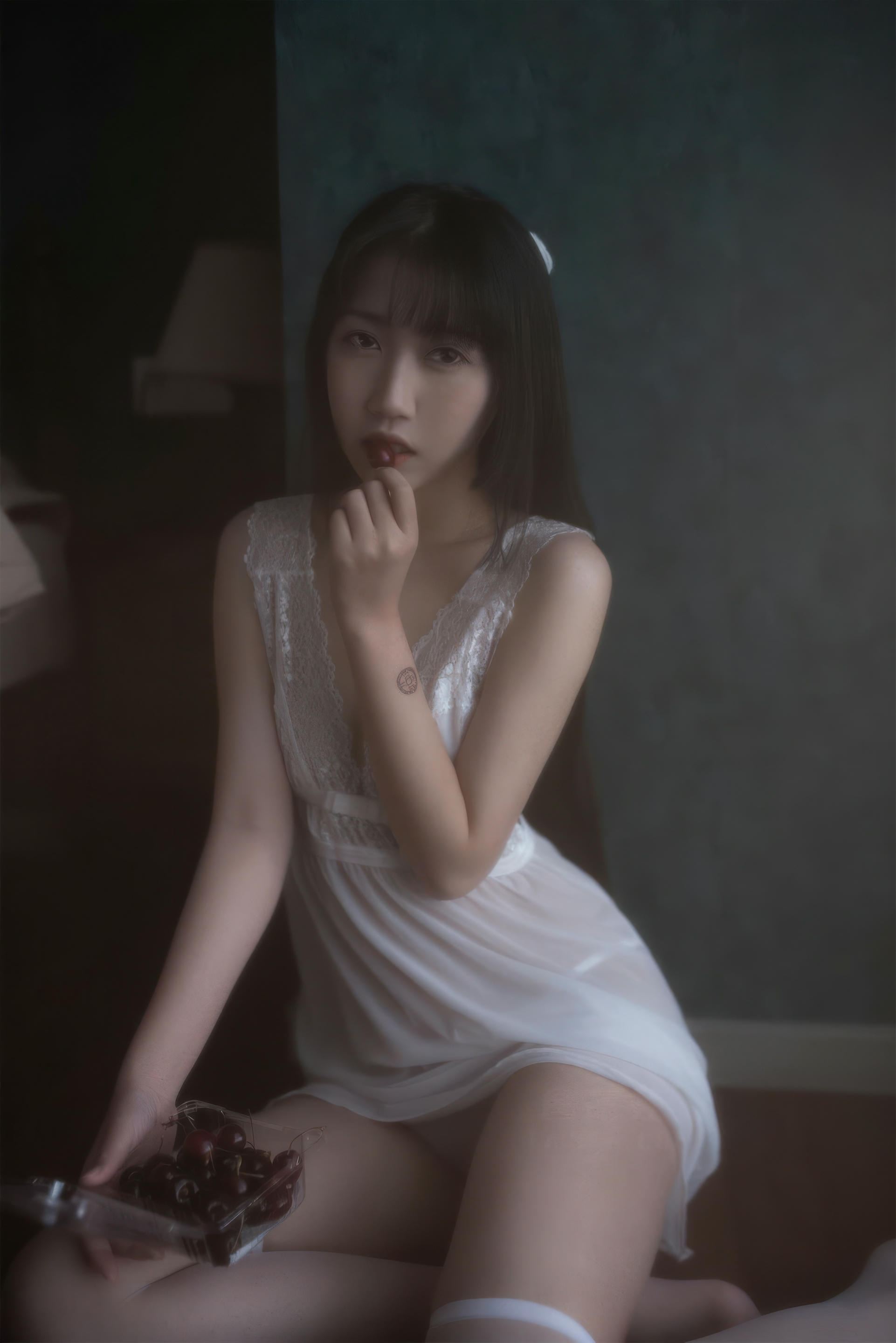 不呆猫-白月光 [53P-275MB]