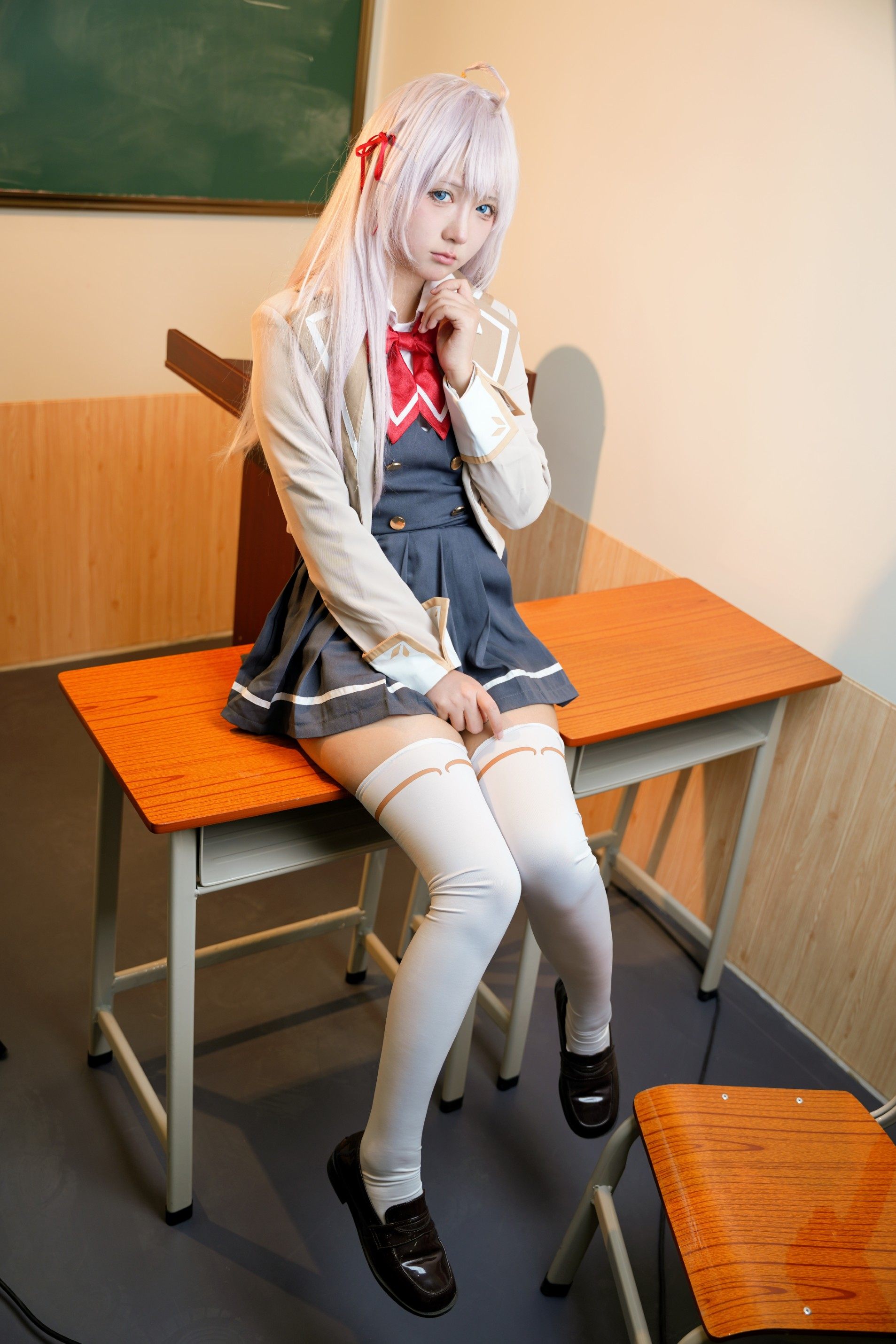 不时以俄语轻声遮羞的邻座艾莉同学 [30P-136MB]