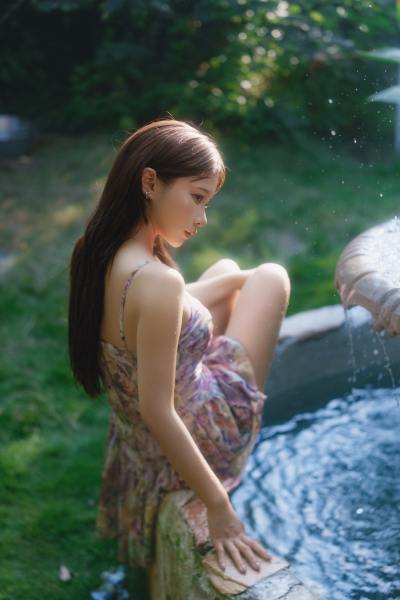 蠢沫沫 水池碎花裙 Cosplay写真第 12 张