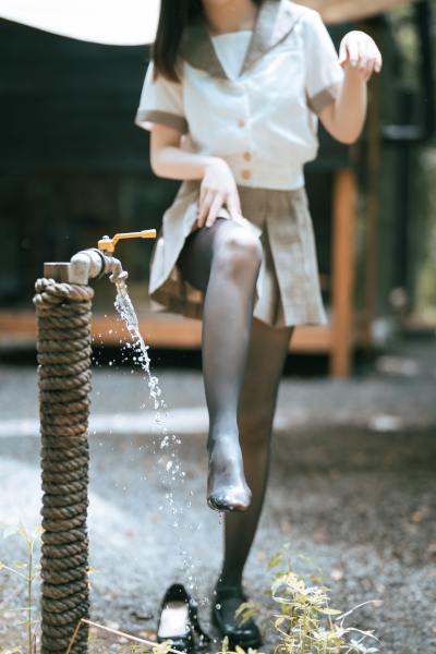 面饼仙儿 黑丝露营JK [40P-499MB] Cosplay写真第 5 张