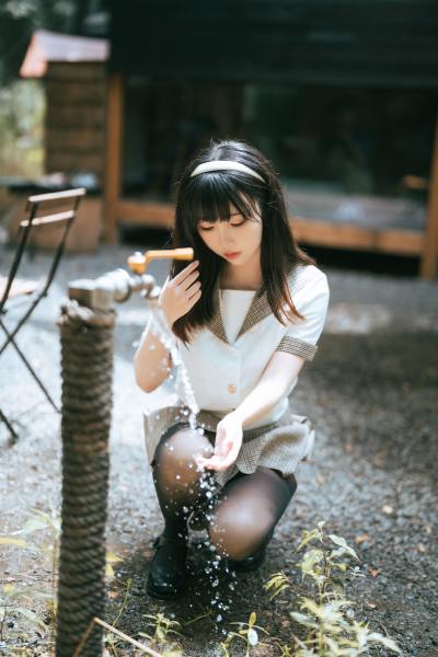 面饼仙儿 黑丝露营JK [40P-499MB] Cosplay写真第 2 张