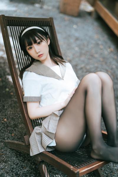 面饼仙儿 黑丝露营JK [40P-499MB] Cosplay写真第 6 张